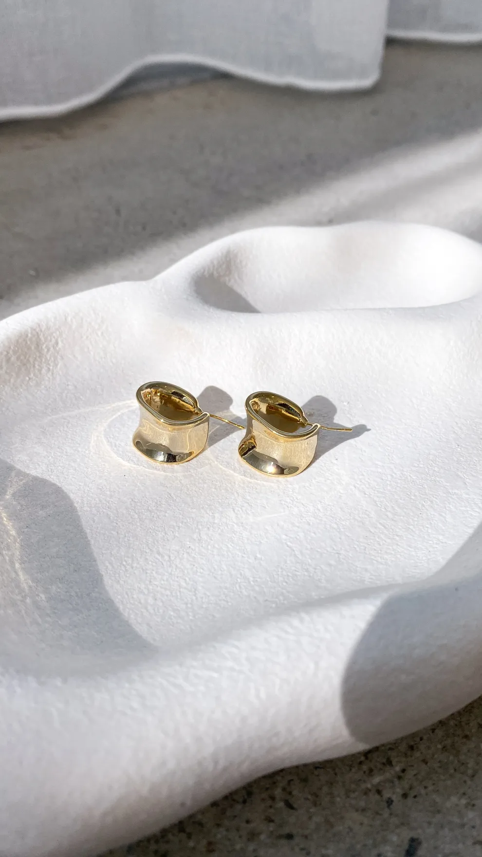 Erin Hoop Earrings - Gold